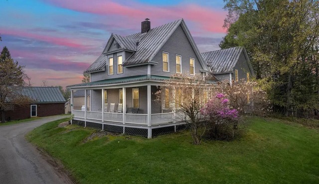Welcoming 5-bedroom farmhouse in Rangeley
