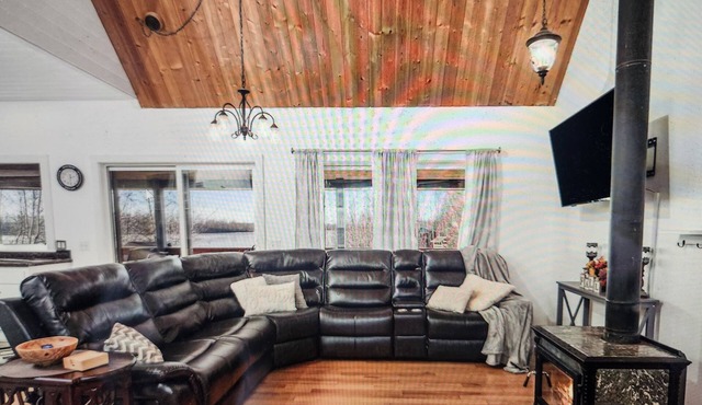 Welcoming 5-bedroom lakefront house with WiFi in charming Big Lake