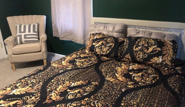 Welcoming 5-bedroom house with AC in vibrant Louisville Community.