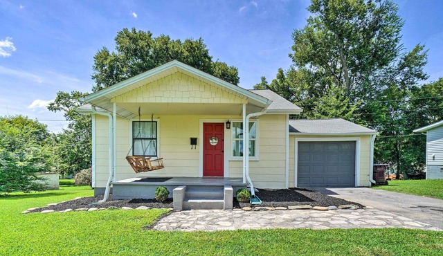 Welcoming Alcoa Cottage w/ Mountain Views!