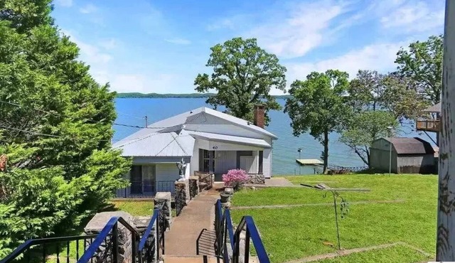 Welcoming and Cozy 2 bedroom KY lake cottage * Beautiful Views!