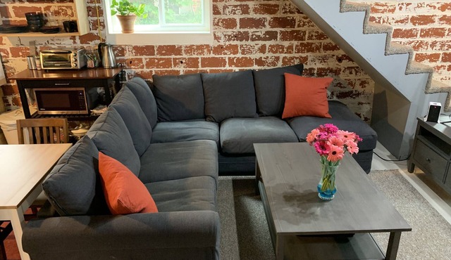 Welcoming and light ground floor studio short walk to dwnt Silver Spring & metro