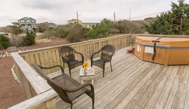 Welcoming Beach Cottage With Hot Tub & Fire pit, Just 1 ½ Blocks To The Beach!