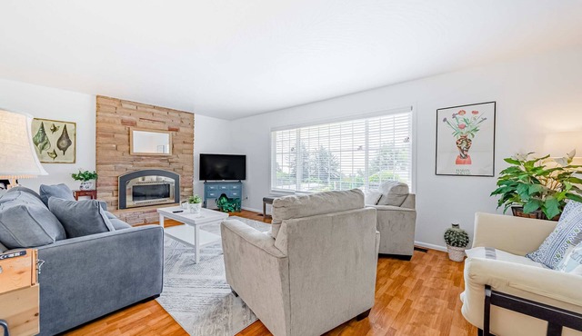 Welcoming beach escape near shopping & dining with fast WiFi, central AC & W/D
