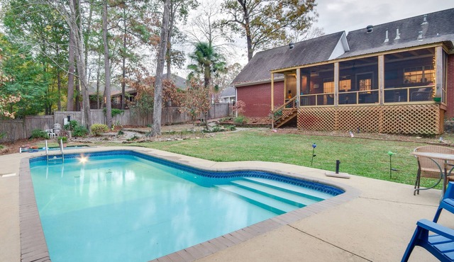 Welcoming Brandon Home w/Pool & Screened-In Deck