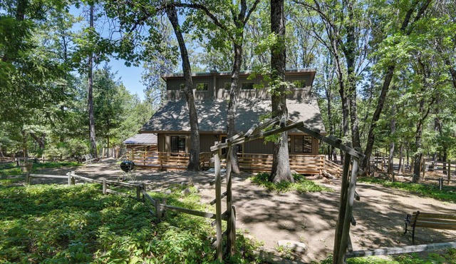 Welcoming ‘Cole Ridge Chalet’ in Kelseyville!