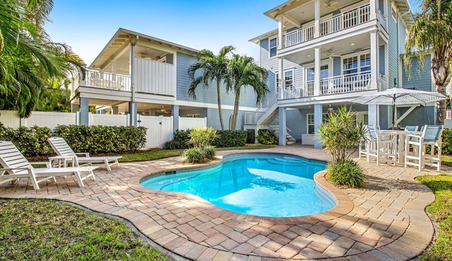 Welcoming condo close to the beach with private heated pool & WiFi