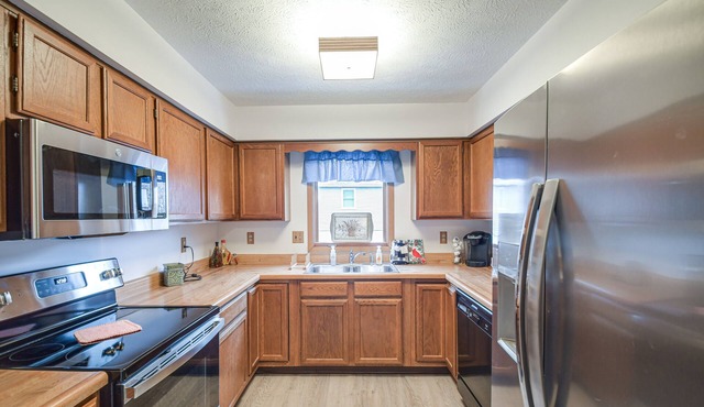 Welcoming Condo in Davenport: Central Location!