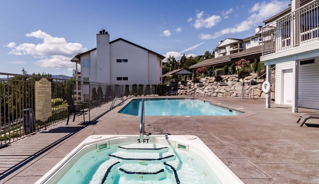 Welcoming Condo with Shared Pool & Hot Tub - Walk to Town