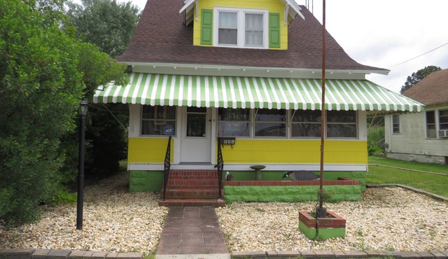 Welcoming cottage, near public beach and fishing pier.