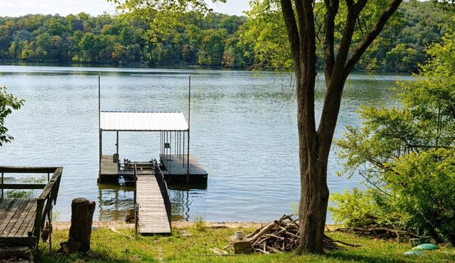 Welcoming cottage with lake access+views on Lake of the Ozarks main channel