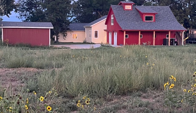 Welcoming, Country Feel, 2-bedroom newly-remodeled house with AC in Lafayette