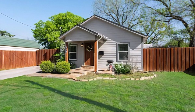 Welcoming cozy where love and light dewll 3-bedroom with AC in charming McKinney