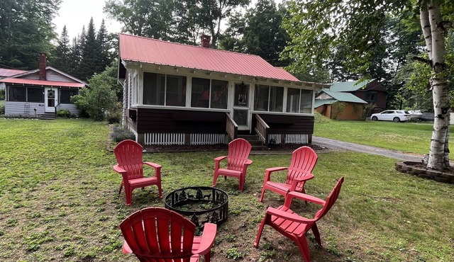 Welcoming Eagle Bay Cottage — 2 min walk to private Fourth Lake beach!