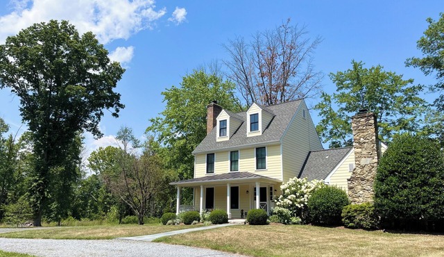 Welcoming farmhouse on 10 quiet acres ~10 min from Middleburg