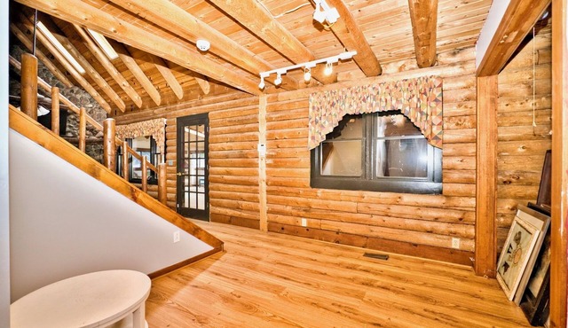 Welcoming farmhouse with AC in charming Sheridan