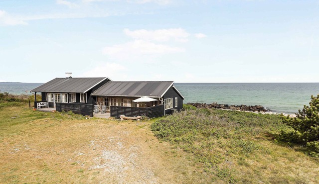 Welcoming holiday home right down to the water