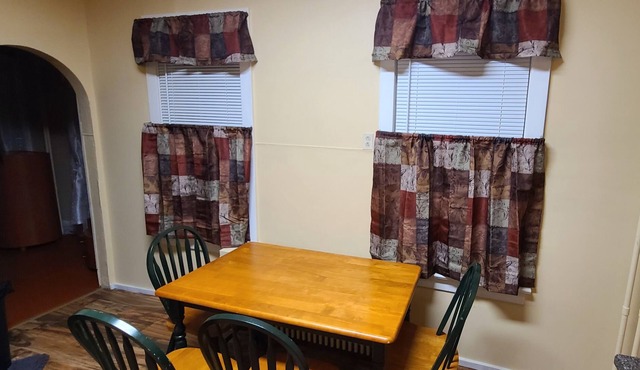 Welcoming home like apartment, safe and quiet neighborhood. Full kitchen setup.