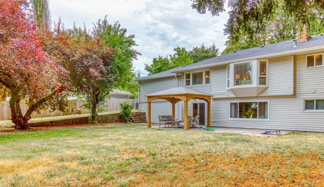 Welcoming home near downtown with park-like yard, fast WiFi, library & AC