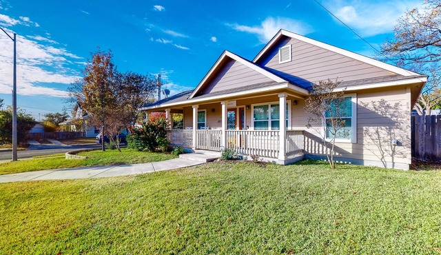 Welcoming home walkable to Steps of Alamodome & riverfront & near River Walk