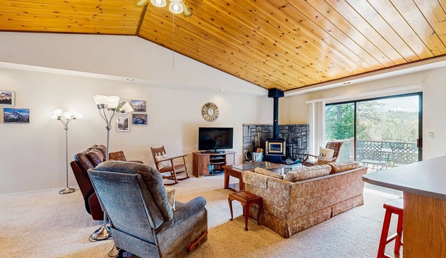 Welcoming home with lovely deck, view of trees - community pool & tennis