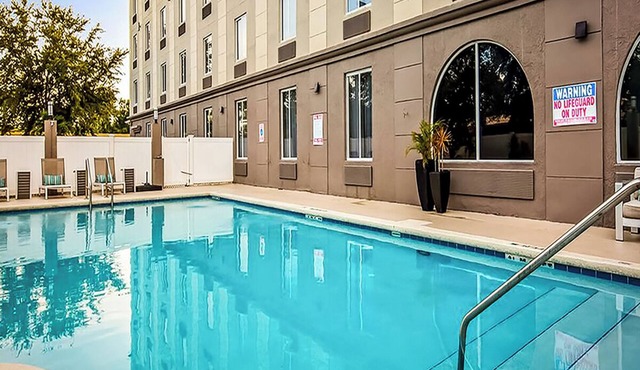 Welcoming Hotel Room w/Outdoor Pool - Near Universal Studios Fun