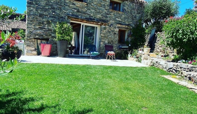 Welcoming house, exceptional view, in the hamlet of Cezas.