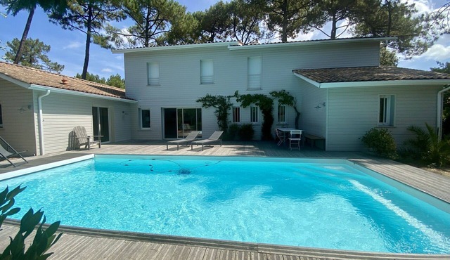 Welcoming house with pool - beach in walking distance