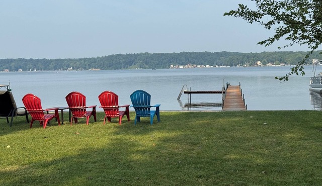 Welcoming lake house on beautiful Sand Lake in Irish Hills