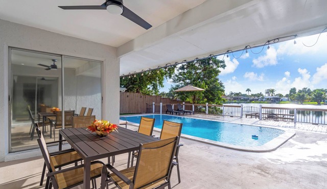 Welcoming Lakefront Pool Family Home in Hollywood