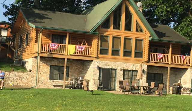 Welcoming log cabin on Keeler Lake - 5 bedrooms for a cozy getaway