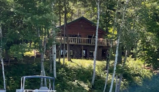 Welcoming Log Cabin on Pristine Lake Owen Surrounded by National Forest