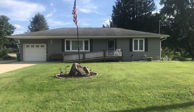 Welcoming mid-century modern history-friendly home in bluff county.
