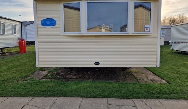 Welcoming mobile home with WiFi in Whitley Bay 450m to beach, swimming pool, bar