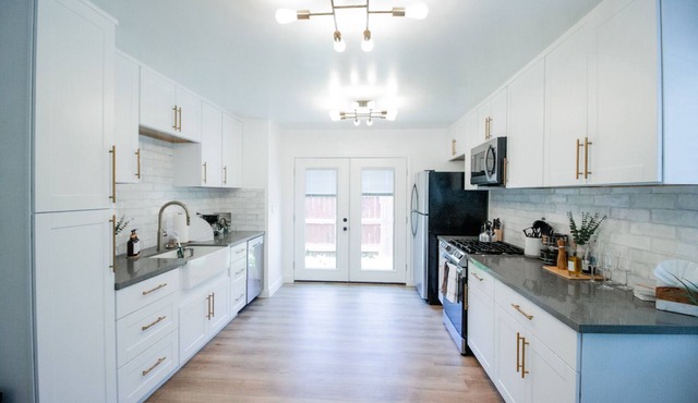 Welcoming & Modern 3BD/2BA Home - Close to SpaceX, LAX, Beaches, & more!