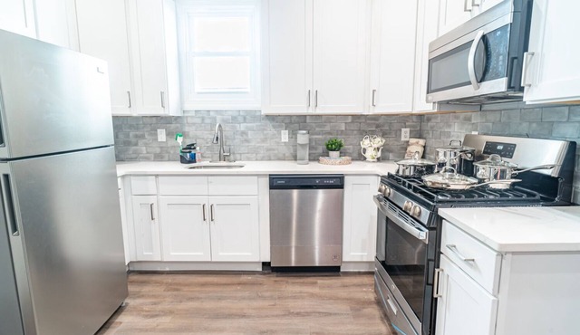 Welcoming newly refurbished 2BR unit in Newark