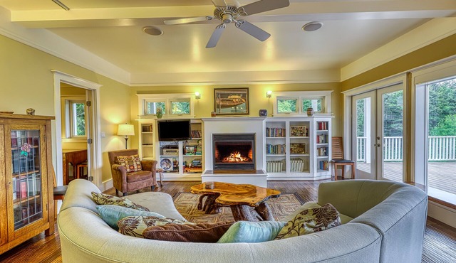 Welcoming Orcas Island home w/bay views and contemporary features