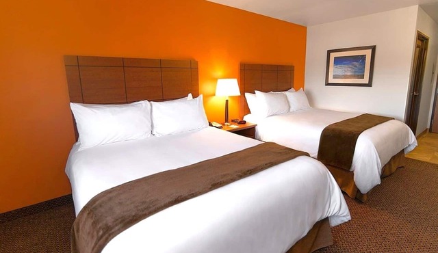 Welcoming Room with Kitchen Near Shopping & Dining Spots | Parking | BBQ Area