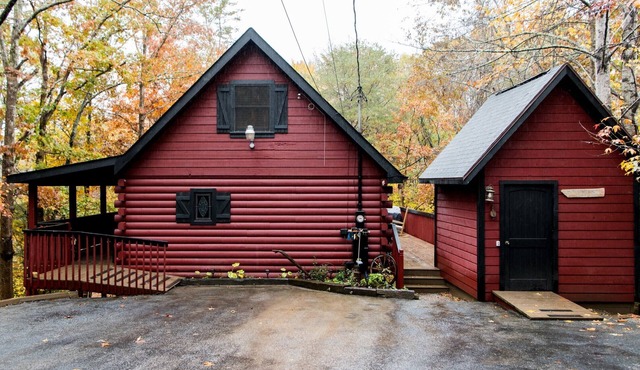 Welcoming Rustic-Style Retreat with Screened in Hot Tub & Indoor Jacuzzi