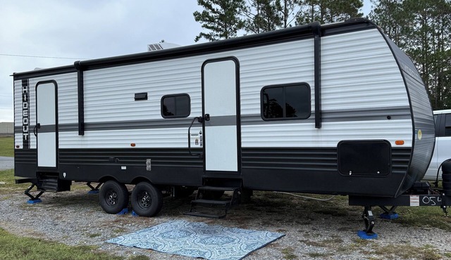 Welcoming RV-sleeps 4-6! Brand new!