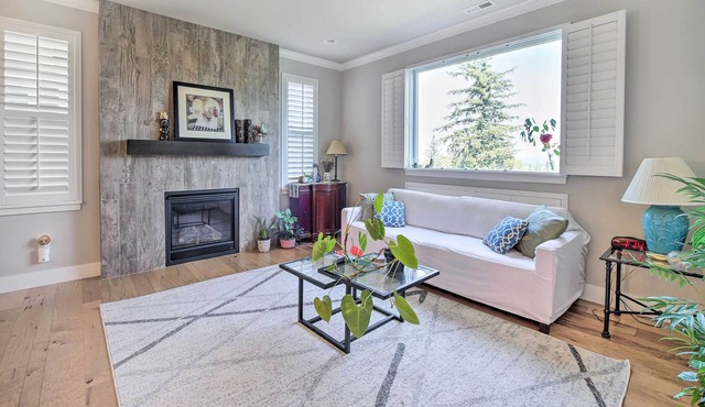 Welcoming Snoqualmie Townhome w/ Mtn Views!