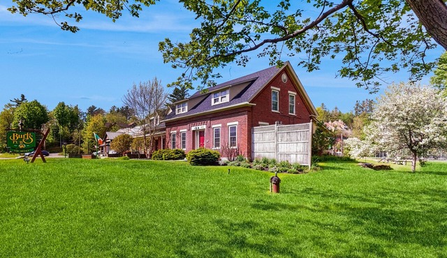 Welcoming studio w/full kitchen, futon, partial AC - close to skiing & hiking