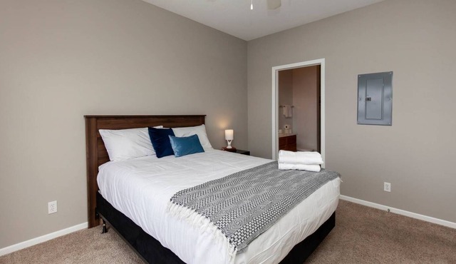 Welcoming University Retreat near Restaurants & Parks
