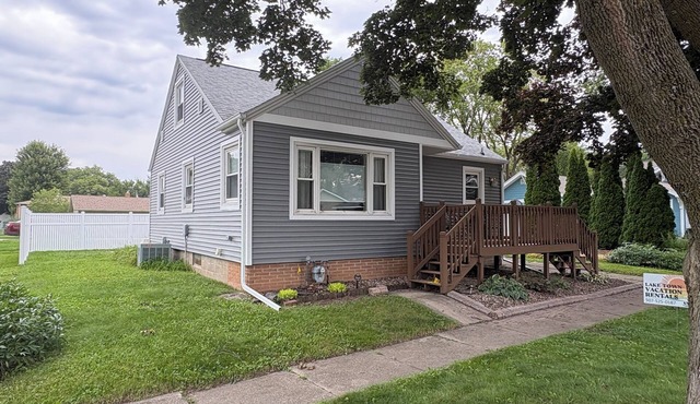 Welcoming Updated 3-bedroom House close to downtown Clear Lake and City beach!