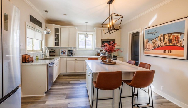 Welcoming updated modern 3-bedroom house in Mount Clemens