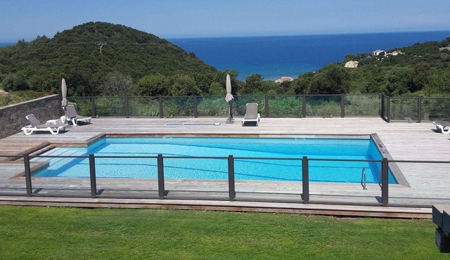 Welcoming villa with shared pool close to Saint-Florent