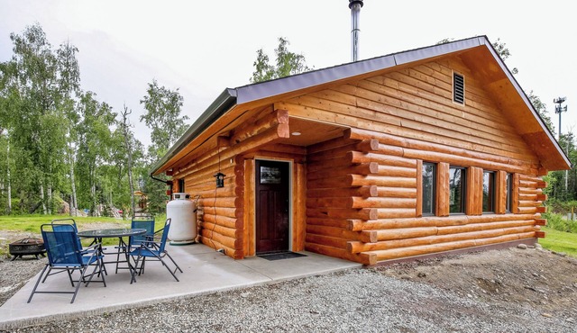 Welcoming Wasilla Cabin w/Patio!