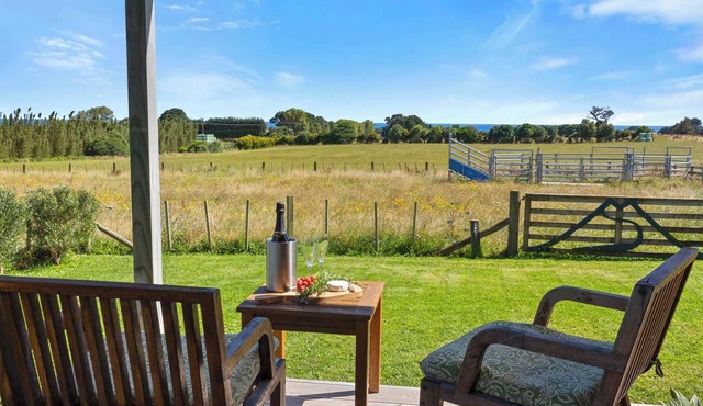 Weld Cottage near Tataraimaka Beach