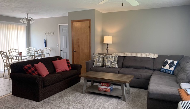 Well Appointed 2 Bedroom ~Less than a mile to Crystal Mountain