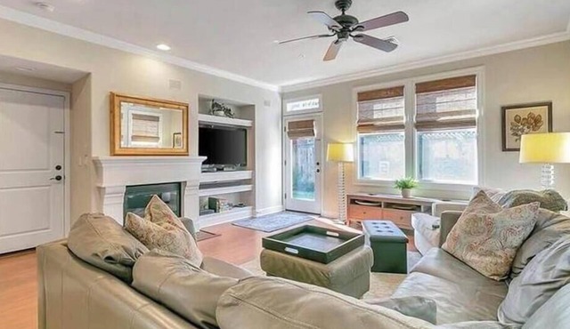 Well-appointed 3-bedroom townhome with AC in Napa